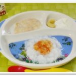 離乳食97日1回目5倍粥トマトソース乗せ